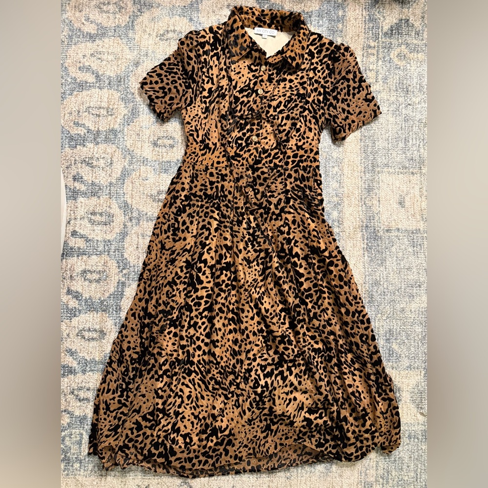 IVY CITY CO Embossed Leopard Print Short Sleeve Midi Dress Size Small